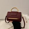 Bolsa feminina casual elegante com desgin moderno , com detalhes em dourado