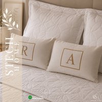 Kit 2 almofadas com inicial bordada premium: toque único! ✨