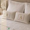 KIT 2 ALMOFADAS DECORATIVAS COM INICIAL PERSONALIZADA COM BORDADO PREMIUM
