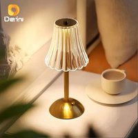 Luminária Retrô LED Dourada: charme e toque dourado! ✨