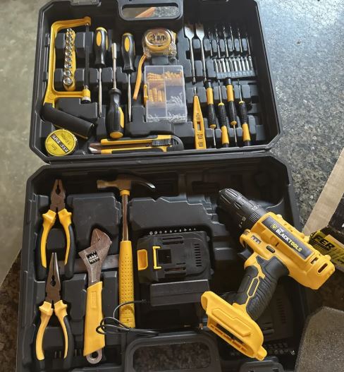 Parafusadeira Furadeira De Impacto The Black Tools Profissional 2 Baterias Com Maleta + Kit Acessórios 145 Peças Tbkit19