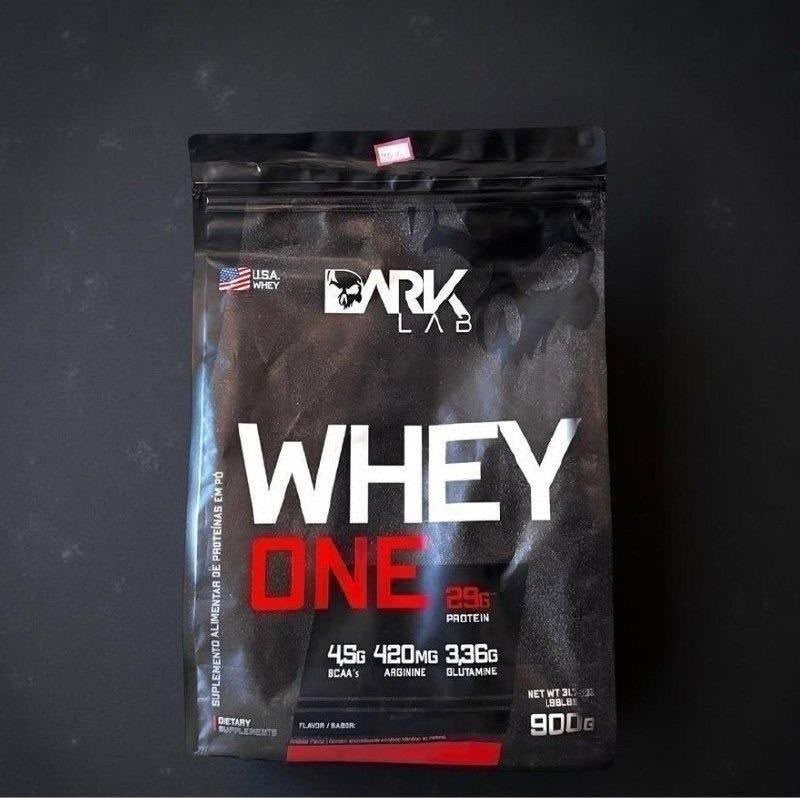 Whey One Protein Proteína Sachê Refil 900g - Dark Lab Sabor Morango
